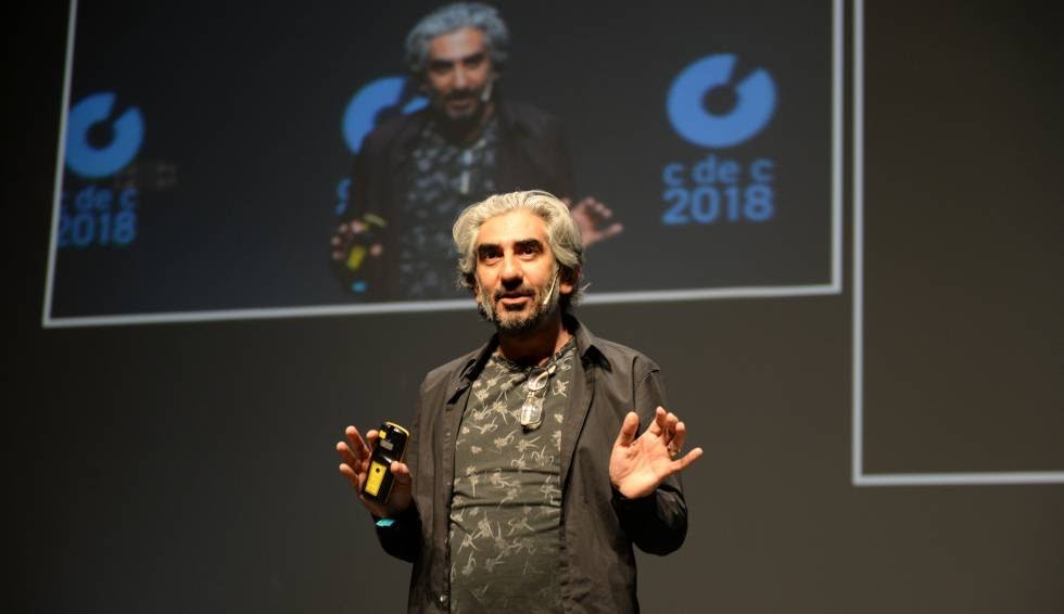 Jamshid Alamuti during his talk at the "Club de Creativos" in San Sebastián.